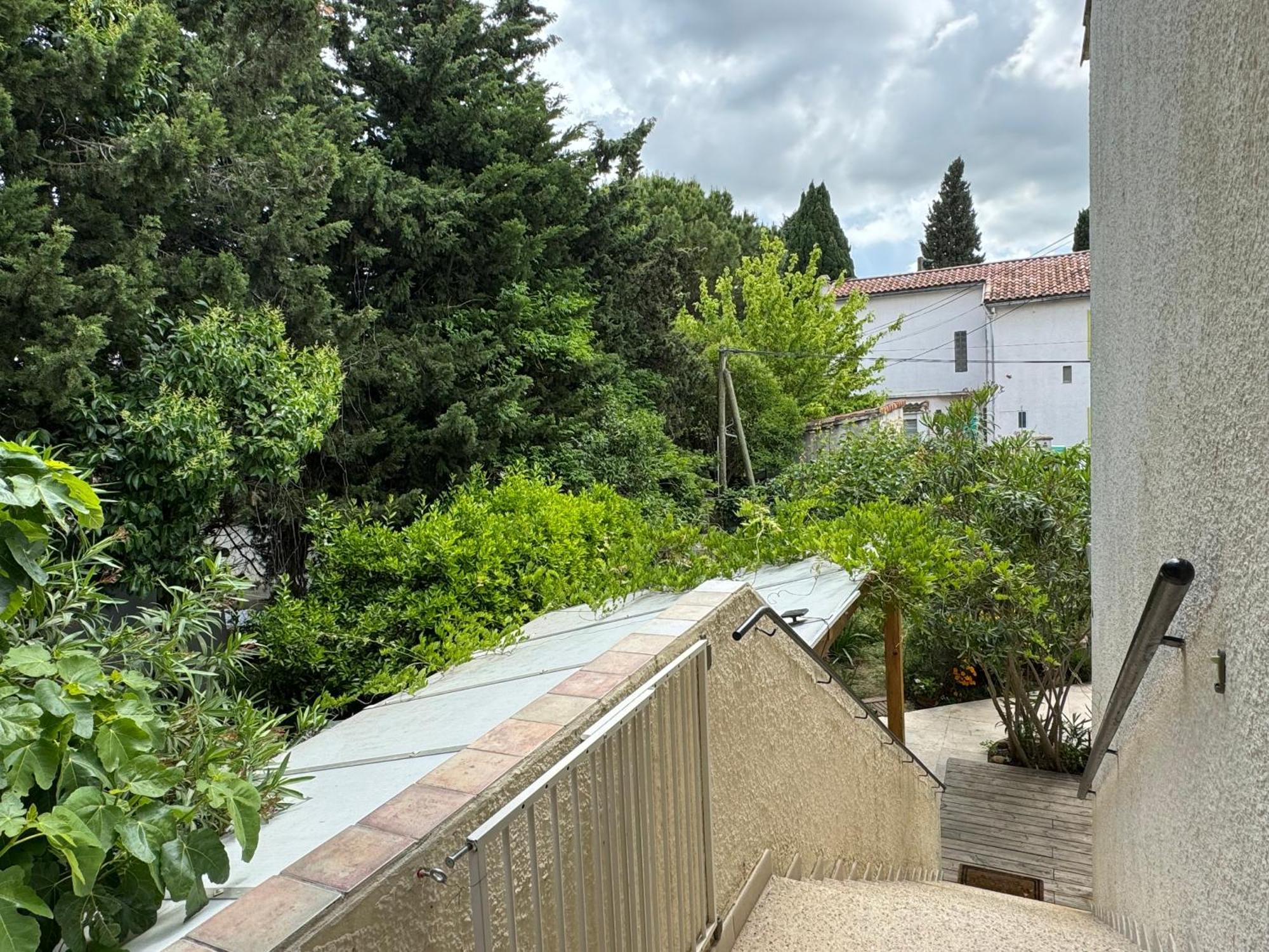 En Ville Avec Un Air De Campagne Arles Bagian luar foto